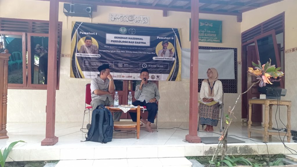 TALKSHOW OPTIMALISASI MINAT MEMBACA MAHASISWA BERSAMA DEKAN  DAN BUDAYAWAN KANG TOHARI