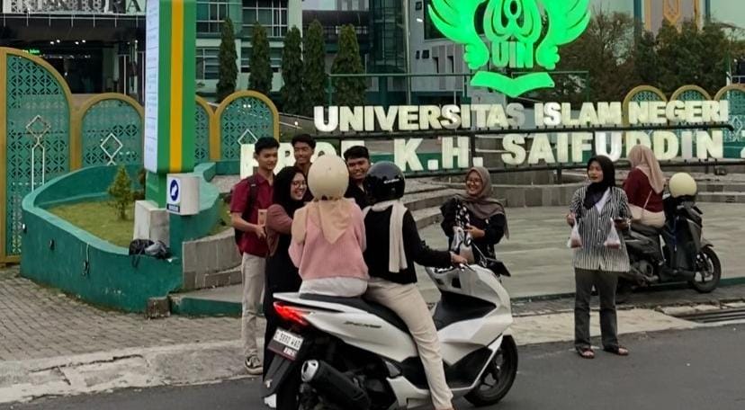 SEMARAK RAMADAN: DEMA UIN SAIZU BAGIKAN TAKJIL GRATIS, WARGA SEKITAR KAMPUS SAMBUT DENGAN ANTUSIAS SEMARAK RAMADAN: DEMA UIN SAIZU BAGIKAN TAKJIL GRATIS, WARGA SEKITAR KAMPUS SAMBUT DENGAN ANTUSIAS
